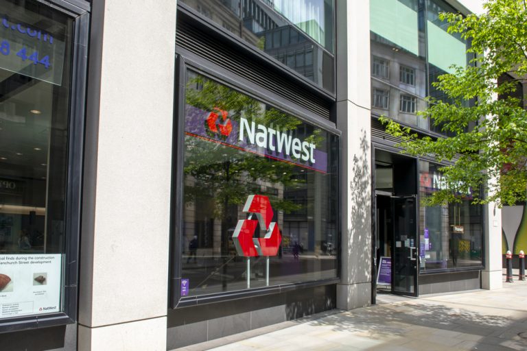 NatWest share price forecast ahead of Q3 earnings: buy or sell?